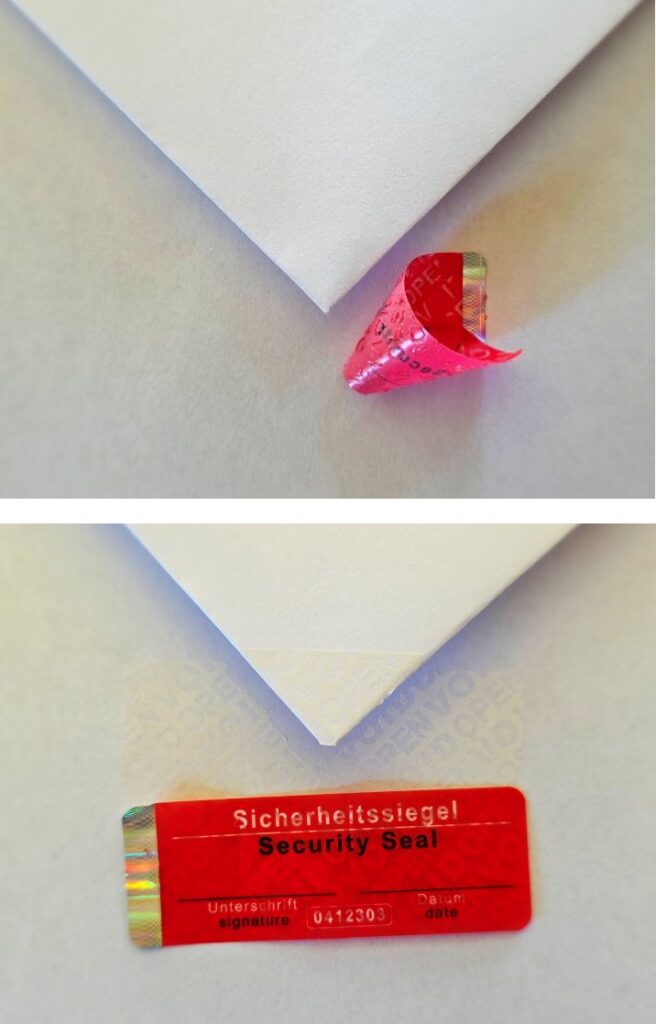 Siegelaufkleber auf offenen Dokumenten