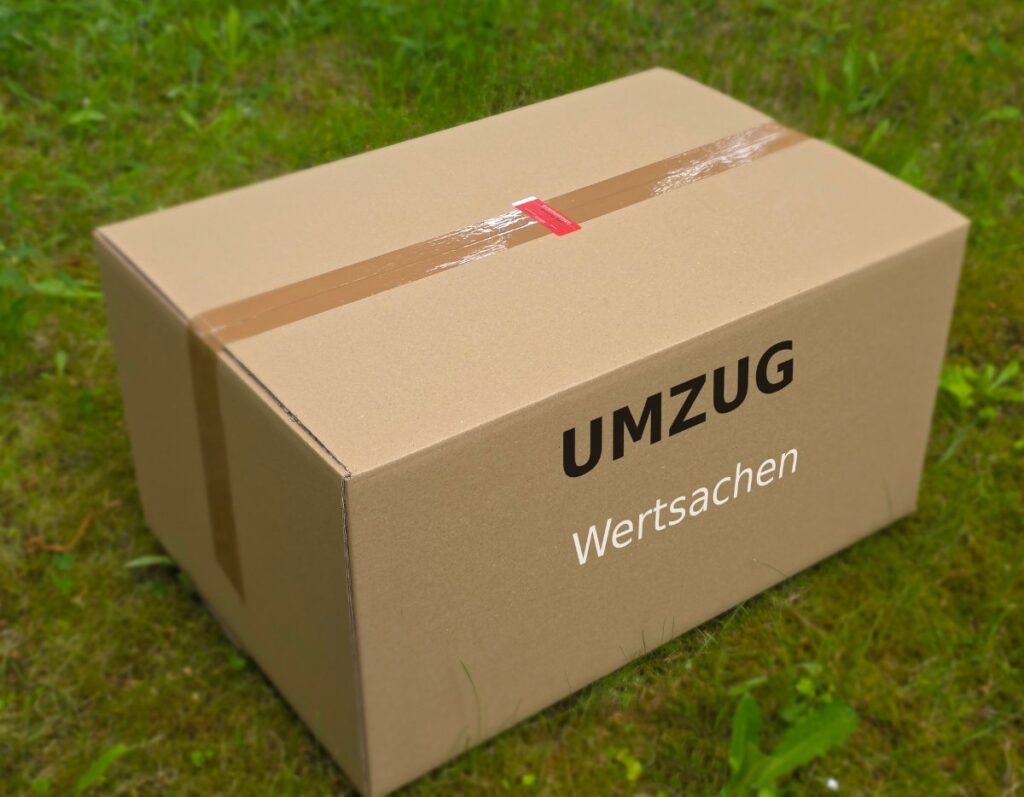 Umzugskarton geschlossen mit Siegelaufkleber
